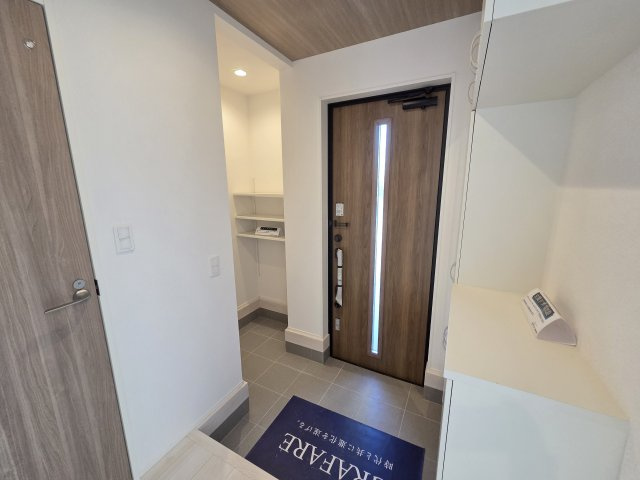 現地写真　シューズボックスとシューズインクロークで玄関スッキリ♪