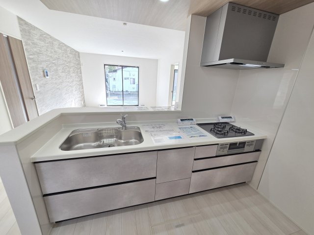 現地写真　人大天板、薄型ファン、三口コンロ、浄水器一体型の水洗と使いやすい設備のキッチンです！