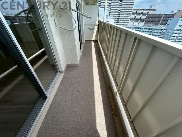 南向きバルコニーは日照が豊富で温暖な陽光を受けられ、植物の育成やリラックススペースとして活用可能です。洗濯物の乾燥が速く、快適な生活環境を提供。自然の光を取り込み、室内を明るくしてくれます。　