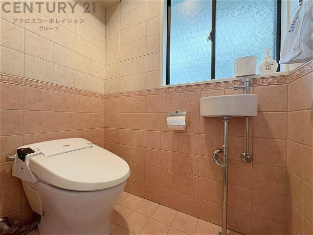 温水洗浄便座付トイレは温水洗浄機能により、暖かい水でおしりを洗浄することができ、冷たい水を使う従来の便座に比べ、温水洗浄機能で暖かいトイレを提供し、快適な使用を可能にします。　