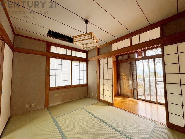 来客時の寝室や家事スペースなど、多目的に使える和室。畳ならではの柔らかさと調湿性で、季節を問わず快適に過ごせる便利な一部屋です。　