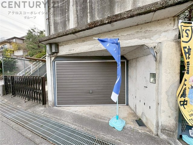 車庫付き　天井があり、雨風から愛車を守ってくれます。　
