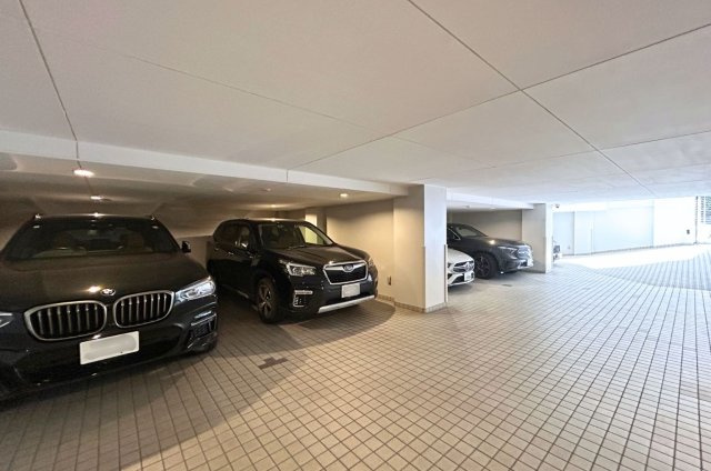 敷地内に設けられた駐車場。雨の日でも濡れにくく、乗降がスムーズです。