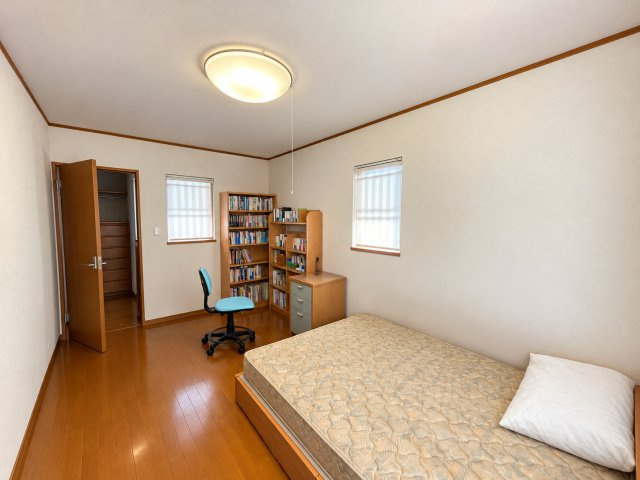 明るい洋室です