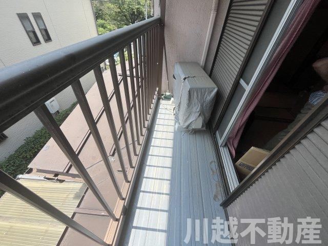 暖かな日差しのふりそそぐバルコニー