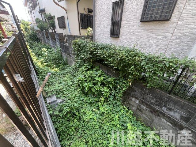 南側には川越市所有の水路があります