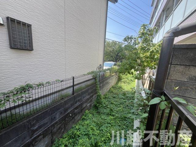 南側には川越市所有の水路があります