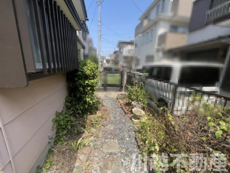 建物東側の庭は、駐車スペースとして利用可能です。