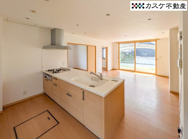 キッチンに居ても家族の様子を感じながら家事ができる対面キッチン。家族で配膳のお手伝いもしやすいですね。