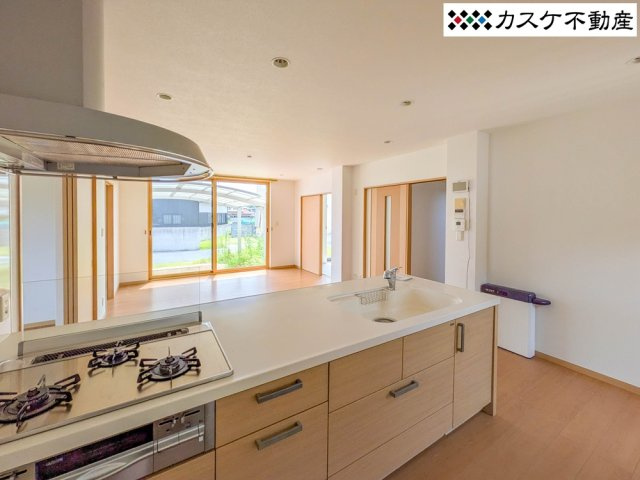 5LDKの部屋数で在宅ワークや趣味の部屋、または来客用など、家族構成の変化に合わせて柔軟に対応可能で壁紙の張替えや設備コーティングが完了したばかりなので、清潔感のある新生活をすぐにスタートできます。