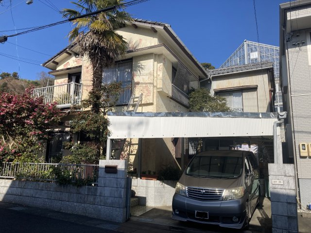 車庫は屋根付きです。