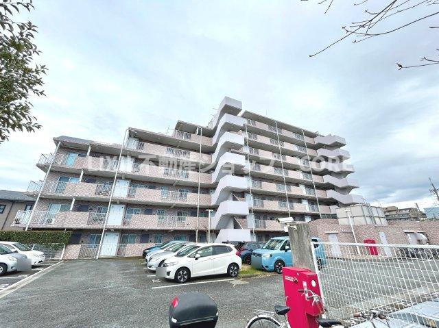 スーパーやドラッグストアなどの買い物施設が近くにあり、生活便利な立地になります！