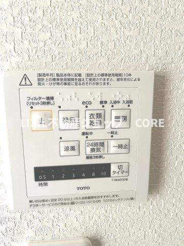浴室乾燥暖房付のバスルーム。天気や時間を気にせずに、いつでも洗濯物を乾かせます。