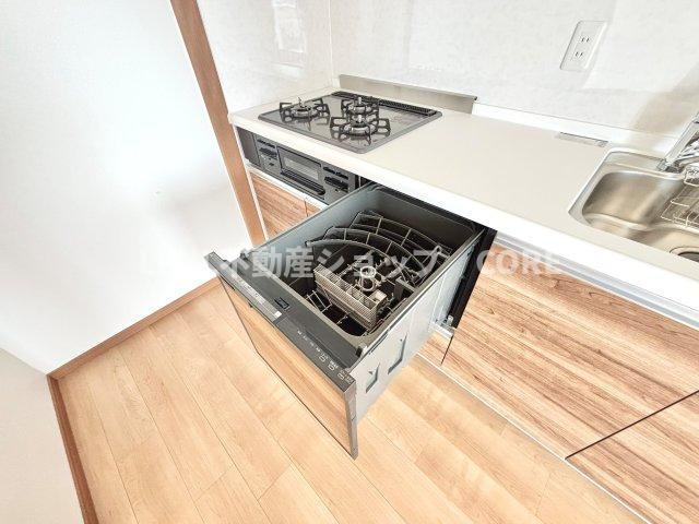 食器洗乾燥機付きで家族の食器もピカピカ。忙しい奥様には欠かせないアイテムのひとつ！！