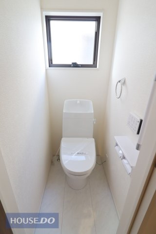 【トイレ】現地完成写真。温水洗浄暖房便座付き。