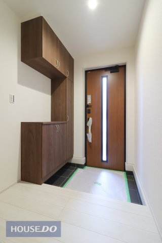 【玄関】現地完成写真。ゆったりと明るい玄関がご家族や来客をお出迎え。