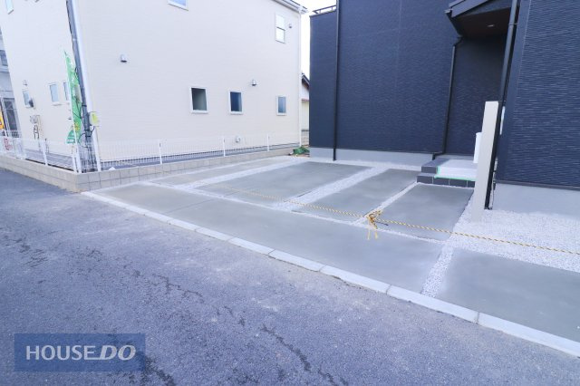 【駐車スペース】現地完成写真。ゆったりとした駐車スペースです。