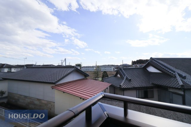【建物からの眺望】現地完成写真。バルコニーからの景色。十分な間隔が確保されております。