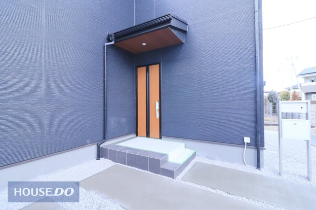 【エントランス】現地完成写真。ゆったりとした玄関。奥行きのあるポーチで雨の日も安心です。