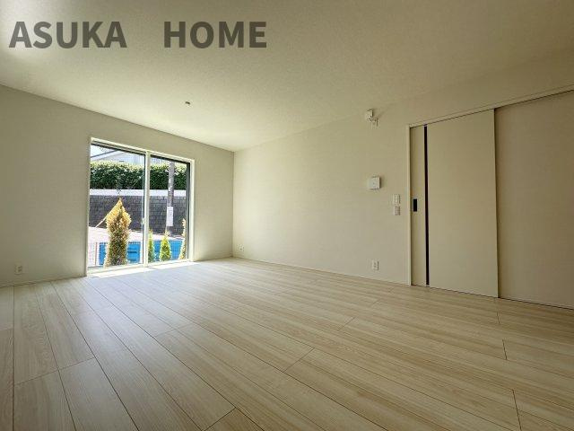 フローリングも明るいナチュラルなカラーなので家具を選びません。
