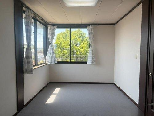 2階の洋間。寝室や子供部屋、書斎や趣味部屋などどんな用途にもぴったりです　※可視性を高める為、備品を削除する加工を行っております