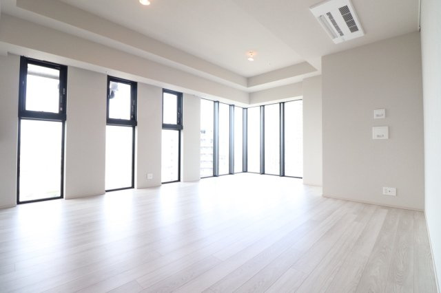 【リビングダイニング】窓からたくさんの陽が差し込み、お部屋全体がとても明るく、暖かみある空間◎