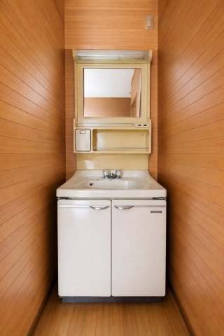 毎日使う場所だから、機能的で使いやすさに配慮したパウダールーム。すっきりと使えるように収納も豊富にご用意しています。