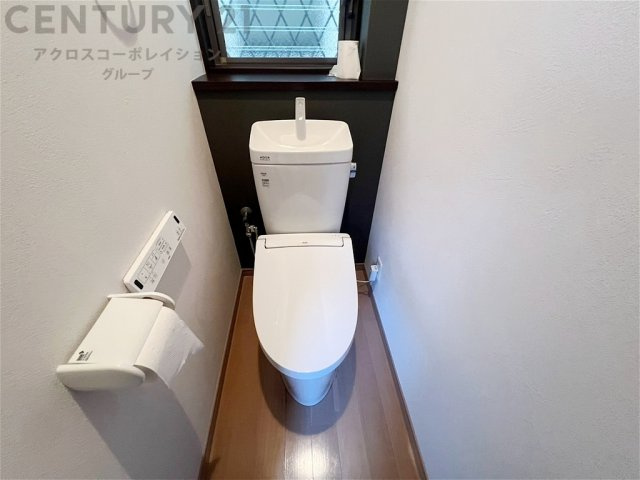 温水洗浄便座付トイレは温水洗浄機能により、暖かい水でおしりを洗浄することができ、冷たい水を使う従来の便座に比べ、温水洗浄機能で暖かいトイレを提供し、快適な使用を可能にします。