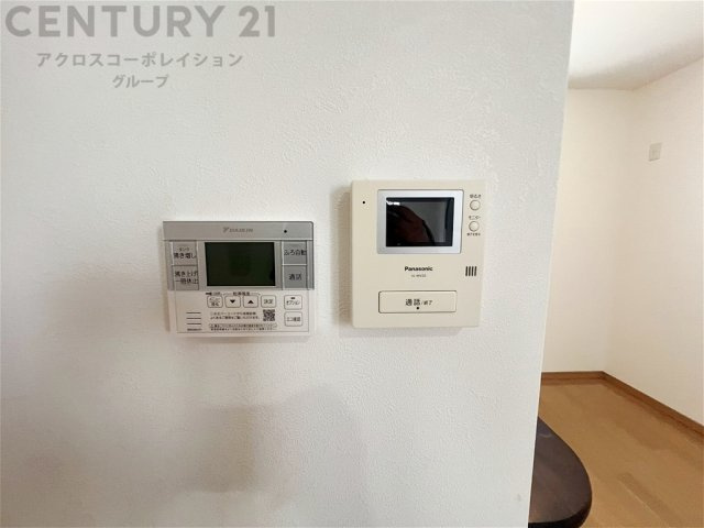 訪問者が来たときにテレビ画面で確認できるため、安心してドアを開けられます。録画機能があるものもあり、留守中に来訪者を記録しておくことができます。利便性が高く、セキュリティ面でも安心です。