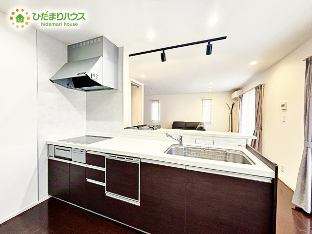 料理をしながらでも、ご家族との会話を楽しめる対面式キッチン♪