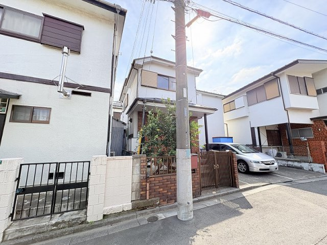 小学校まで徒歩2分の近さ。お子様の登下校も安心の距離。※現況：古家あり(居住中)