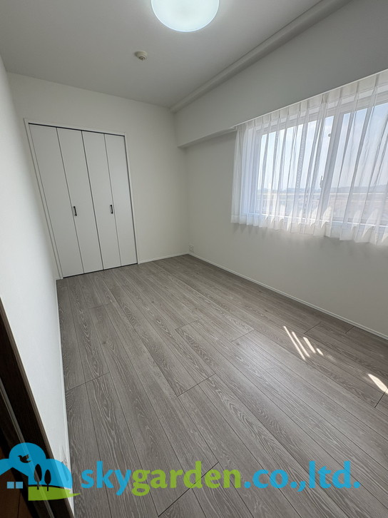 落ち着いて過ごせるお部屋なので、寝室にいかがでしょうか