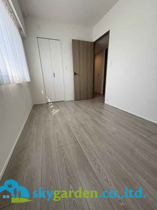 落ち着いて過ごせるお部屋なので、寝室にいかがでしょうか