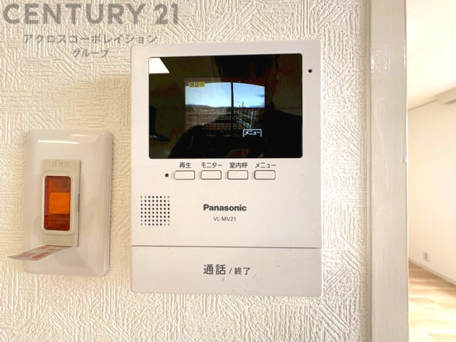 訪問者が来たときにテレビ画面で確認できるため、安心してドアを開けられます。録画機能があるものもあり、留守中に来訪者を記録しておくことができます。利便性が高く、セキュリティ面でも安心です。