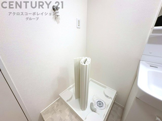 洗濯物の仕分け作業がしやすく、整理整頓が容易になります。洗濯音や湿気を他の部屋に持ち込まず、生活環境を快適に保ちます。上部を活用すれば収納スペースを確保でき洗剤や洗濯用品の整理もしやすくなります。