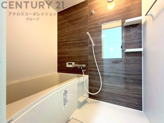 ユニットバスは省スペースでありながら、シンプルな設計と使いやすさを備え、簡便なメンテナンスが可能です。またミラー・小物置き場もあり便利です。