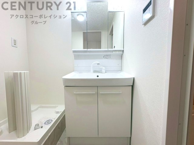 化粧品や洗顔料、歯ブラシなどの必需品をまとめて置ける収納スペースがあり、使用するたびに取り出す手間が省けます。また、水回りのため、濡れても大丈夫な素材が使用されており、お手入れが簡単です。