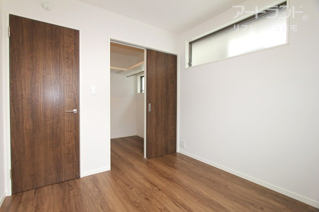 【2階洋4.5帖（上）】ハンガーもかけられるWIC付き