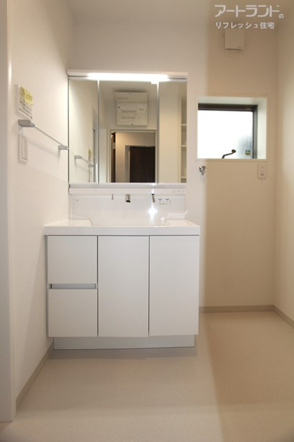 【洗面室】収納豊富な三面鏡洗面化粧台付き、フロア張替済、収納棚新設♪