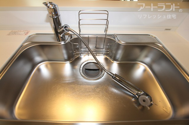 【シャワー水栓（キッチン）】大きなお鍋などを洗う際やシンク内のお手入れに便利