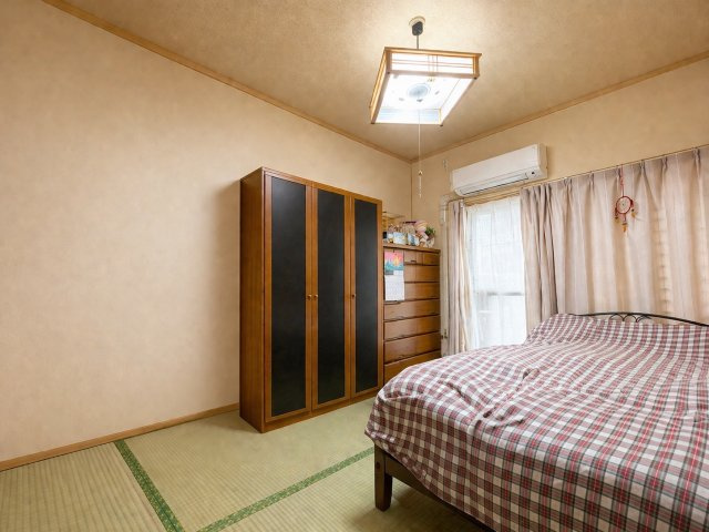 広々とした和室は家具の配置もしやすく多様な使い方が可能。ベッドを置いて和洋折衷の寝室としても利用できライフスタイルに合わせた使い方ができます。窓からの採光もあり、明るく落ち着いた空間となっています。