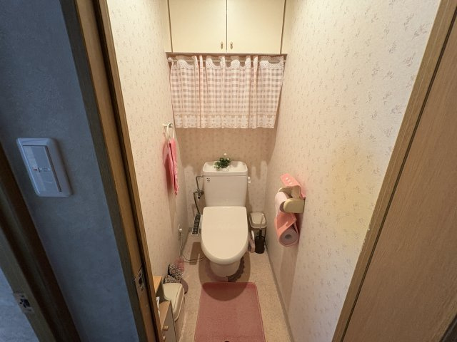 温水洗浄便座付きで快適に使えるトイレ空間。収納棚が設けられており、トイレットペーパーや掃除用品などをすっきりと整理できます。コンパクトながらも使い勝手の良い設計で、日々の生活をサポートしてくれます。