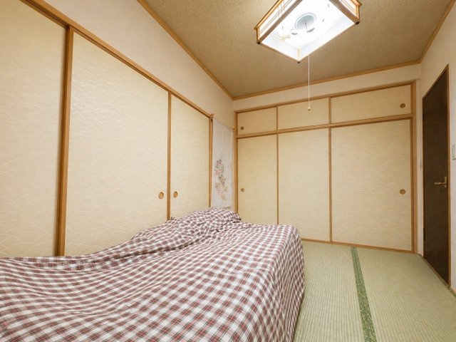 やさしい質感が心地よい和室空間。落ち着いた雰囲気で寝室やくつろぎスペースとして幅広く活用できます。押入れ収納も備わっており布団や季節物もすっきり収納可能。ゆったりとした時間を過ごせる居心地の良い一室。