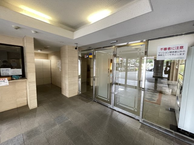 マンションの顔でもある、高級感漂うエントランス。　
