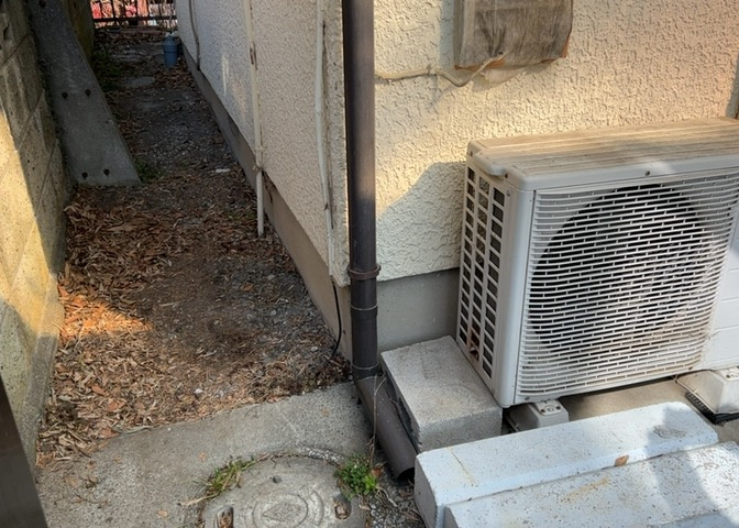 建物の基礎工事の方法は、主流となっているベタ基礎（防湿基礎）と布基礎の2種類に分類され、床下の通気性や耐久性などに違いがあります。建物の基礎部分の構造や付帯設備など詳細については現地でご確認ください。