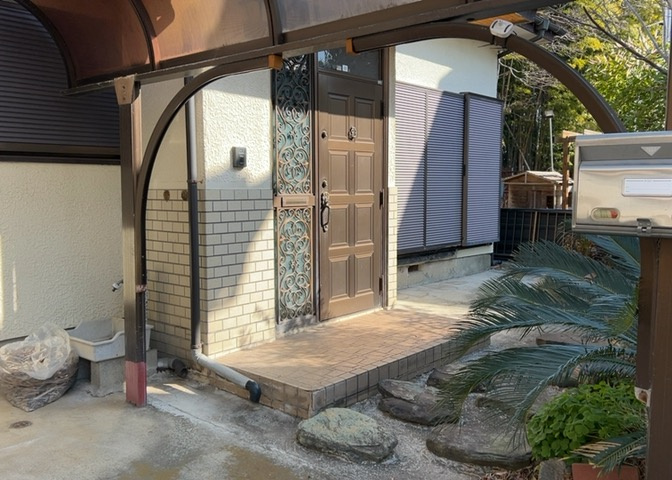 玄関ポーチにおいて最も重視すべきと言っても良いのが広さです。適切な広さの玄関ポーチでないと外見的なバランスは崩れてしまいますし、何より使いにくくなってしまいますので、現地で実際に下見をしてみましょう！