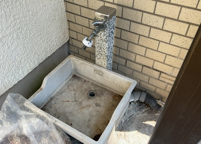 敷地内に散水栓や立水栓があると便利です。水道水を直接利用できるため、水を運ぶ手間を省くことが出来ます。大量の水を必要とする洗車作業や清掃などに役立ちます。その他設備とあわせて、現地でご確認ください。