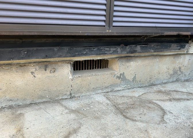 床下換気口は、床下に湿気がこもることを防ぎ、効果的に換気を行うために設置されています。床下換気口が設置されていない建物は、基礎パッキング工法などにより換気を行なっています。詳細は現地でご確認ください。