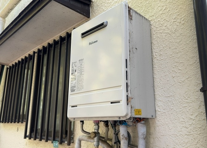 省エネ給湯器とは従来型の給湯器より熱効率が高く、少ない燃料でたくさんのお湯を沸かすことが出来る高効率な給湯器のことを指します。また、省エネ給湯器には種類があり、利便性や効果なども様々です。