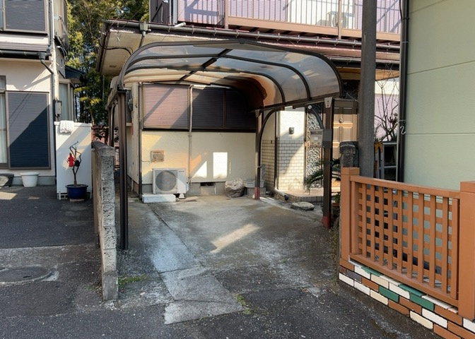 車一台あたりに必要なスペースは、標準サイズの普通自動車で横幅2m50cm、長さ5mは必要になります。ただし、乗降のことも考慮して横幅3m30cm、長さ5m50cmほどは確保できるところを選びましょう。